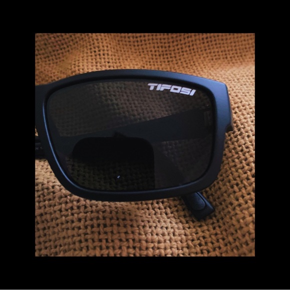 SUNGLASSES Tifosi Hagen Matte Black/Smoke Lense Unisex Never worn Polarized - Picture 5 of 8